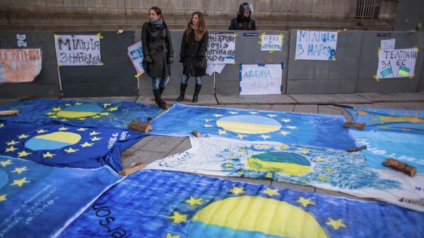 Флаги Евросоюза с названиями городов Украины, поддержавшими интеграцию Украины в Евросоюз, разложенные на площади Независимости Киева.  - Sputnik Таджикистан