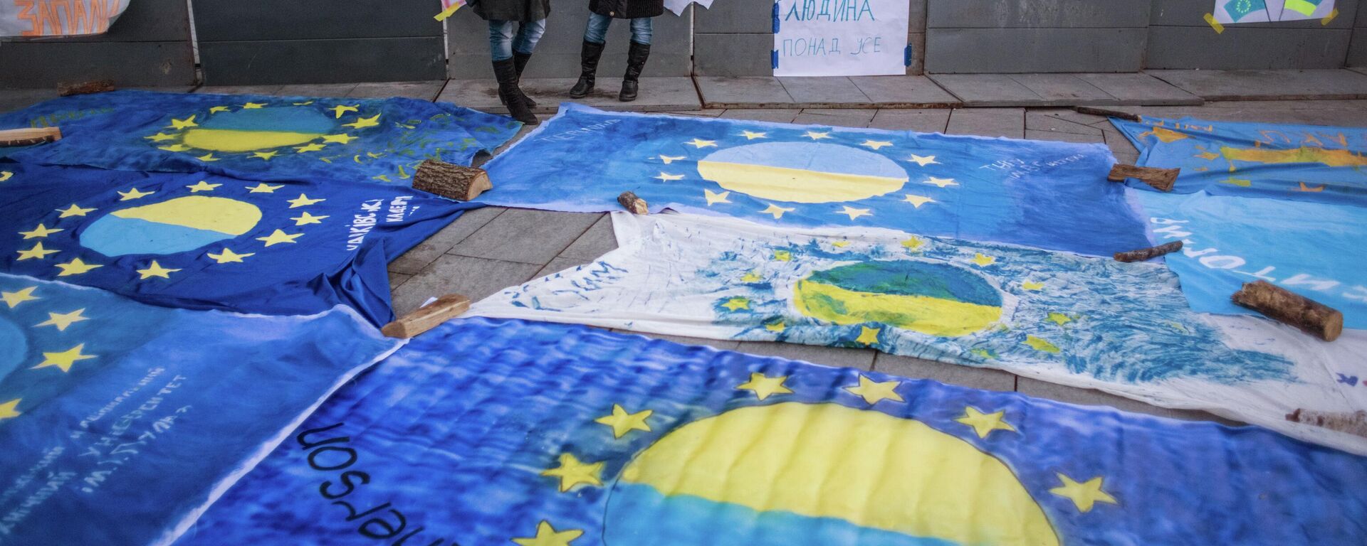 Флаги Евросоюза с названиями городов Украины, поддержавшими интеграцию Украины в Евросоюз, разложенные на площади Независимости Киева.  - Sputnik Таджикистан, 1920, 31.01.2026