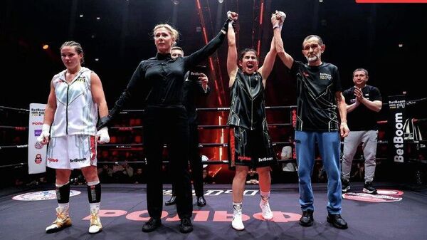 Миджгона Самадова одержала первую победу в профессиональном боксе на IBA Pro 14 - Sputnik Таджикистан