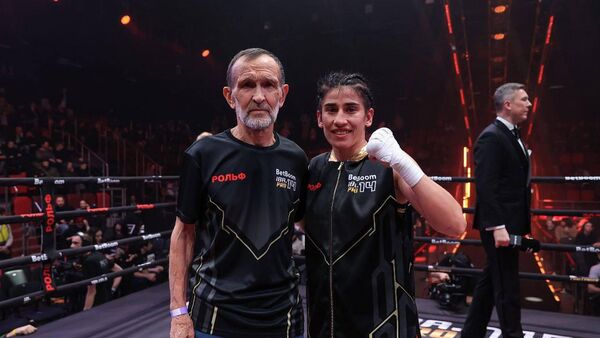 Мижгона Самадова одержала первую победу в профессиональном боксе на IBA Pro 14 - Sputnik Таджикистан