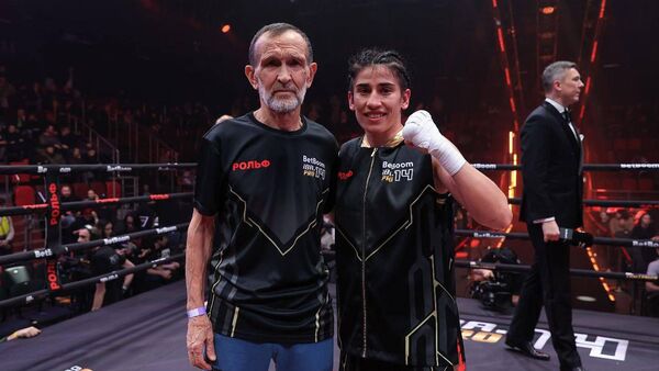 Мижгона Самадова одержала первую победу в профессиональном боксе на IBA Pro 14 - Sputnik Таджикистан