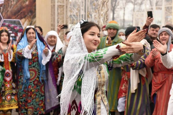 В дни Сады народ ликует и радуется, совершенствует добрые традиции нации и представляет национальную культуру таджиков мировому сообществу. В дни Сады народ ликует и радуется, совершенствует добрые традиции нации и представляет национальную культуру таджиков мировому сообществу. - Sputnik Таджикистан