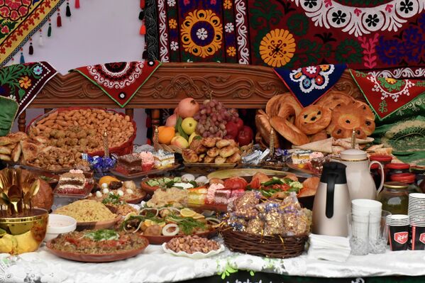 А еще был накрыт большой дастархан с десятками блюд национальной кухни. А еще был накрыт большой дастархан с десятками блюд национальной кухни. - Sputnik Таджикистан