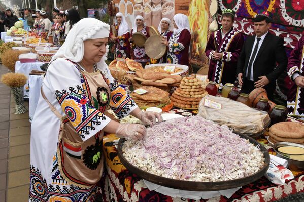 Посетителей, помимо торжеств, ждала выставка сельскохозяйственной продукции из различных регионов и различных угощений. Посетителей, помимо торжеств, ждала выставка сельскохозяйственной продукции из различных регионов и различных угощений. - Sputnik Таджикистан