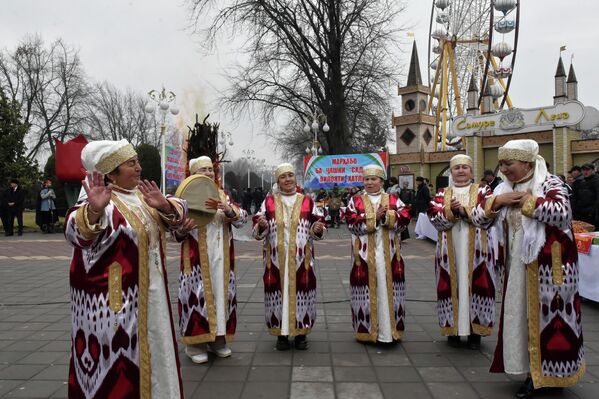 Какой праздник в Таджикистане обходится без песен и танцев. Сада не стал исключением. Для гостей организовали программу. Какой праздник в Таджикистане обходится без песен и танцев. Сада не стал исключением. Для гостей организовали программу. - Sputnik Таджикистан