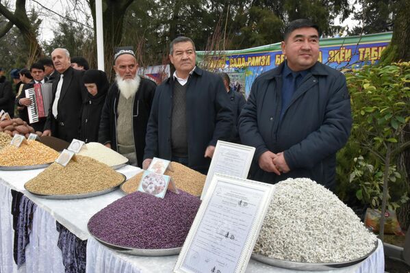Ведь Сада - это праздник прежде всего тех, кто трудится в поле - дехкан, земледельцев, которые с этой поры начинают готовить землю под посевы. Ведь Сада - это праздник прежде всего тех, кто трудится в поле - дехкан, земледельцев, которые с этой поры начинают готовить землю под посевы. - Sputnik Таджикистан