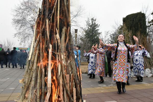 Яркий символичный древне-персидский праздник провели в Душанбе. Торжество Сада знаменует собой скорое окончание холодов и приход весны. Яркий символичный древне-персидский праздник провели в Душанбе. Торжество Сада знаменует собой скорое окончание холодов и приход весны. - Sputnik Таджикистан