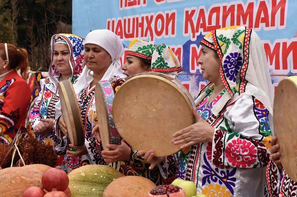 Номи ҷашни Садаро маъмулан ба рақами сад, яъне панҷоҳ рӯзу панҷоҳ шаб то Наврӯз рабт медиҳанд, аммо ба андешаи баъзе донишмандони дигар Сада аз вожаи "санд"-и авестоӣ гирифта шуда, маънои падид омадан, равшан шудан ва зоҳир гардиданро ифода мекунад, ки иртибот ба равшанию гармӣ дорад Номи ҷашни Садаро маъмулан ба рақами сад, яъне панҷоҳ рӯзу панҷоҳ шаб то Наврӯз рабт медиҳанд, аммо ба андешаи баъзе донишмандони дигар Сада аз вожаи "санд"-и авестоӣ гирифта шуда, маънои падид омадан, равшан шудан ва зоҳир гардиданро ифода мекунад, ки иртибот ба равшанию гармӣ дорад - Sputnik Тоҷикистон