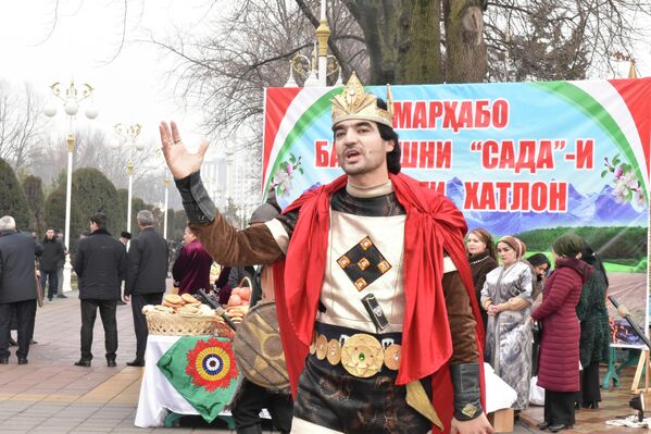 Ҳунармандон либосҳои ҳокимони қадимии тоҷик-форсро ба бар кардаанд. Ҳунармандон либосҳои ҳокимони қадимии тоҷик-форсро ба бар кардаанд. - Sputnik Тоҷикистон