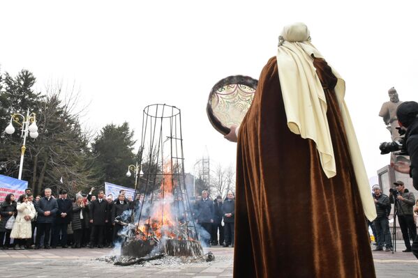 Нуктаи авҷи ид афрӯхтани оташ шуд. Оташ рамзи дигари ид буда, маънои гармӣ ва рӯшноиро дорад. Нуктаи авҷи ид афрӯхтани оташ шуд. Оташ рамзи дигари ид буда, маънои гармӣ ва рӯшноиро дорад. - Sputnik Тоҷикистон