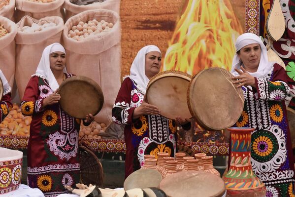 Одатан, чунин чорабиниҳо чанд рӯз давом мекунанд ва на танҳо дар байни сокинони оддӣ, балки дар байни деҳқонон ва боғбонон низ маъмуланд. Одатан, чунин чорабиниҳо чанд рӯз давом мекунанд ва на танҳо дар байни сокинони оддӣ, балки дар байни деҳқонон ва боғбонон низ маъмуланд. - Sputnik Тоҷикистон