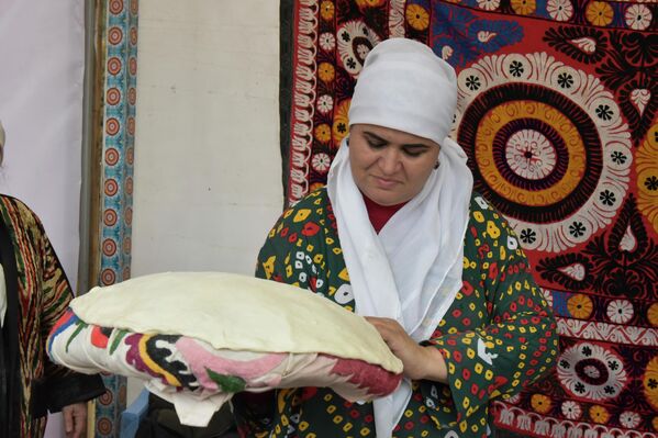 Ҳар як тамошобин тавонистанд аз офаридаҳои ҳунармандони тоҷик баҳра баранд. Ҳар як тамошобин тавонистанд аз офаридаҳои ҳунармандони тоҷик баҳра баранд. - Sputnik Тоҷикистон