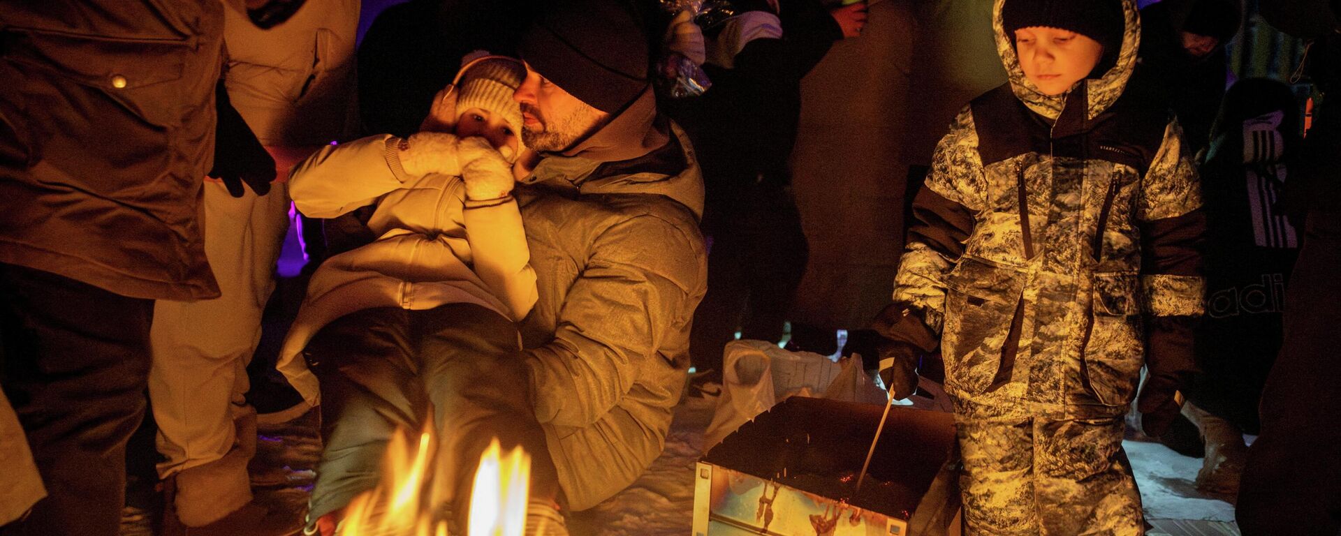 Люди греются у костра во время блэкаута в Киеве, Украина, 24 января 2026 года.  - Sputnik Тоҷикистон, 1920, 02.02.2026