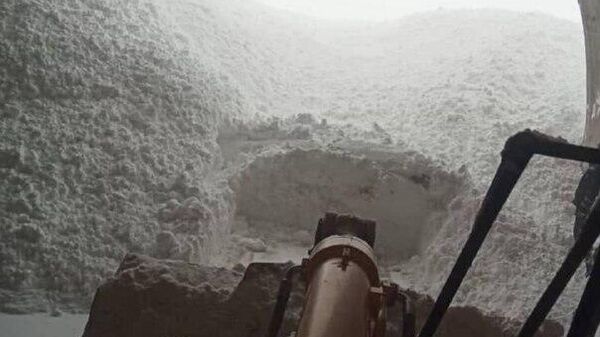 Трассу Душанбе - Чанак вновь накрыло снегом, движение транспорта ограничено - Sputnik Таджикистан