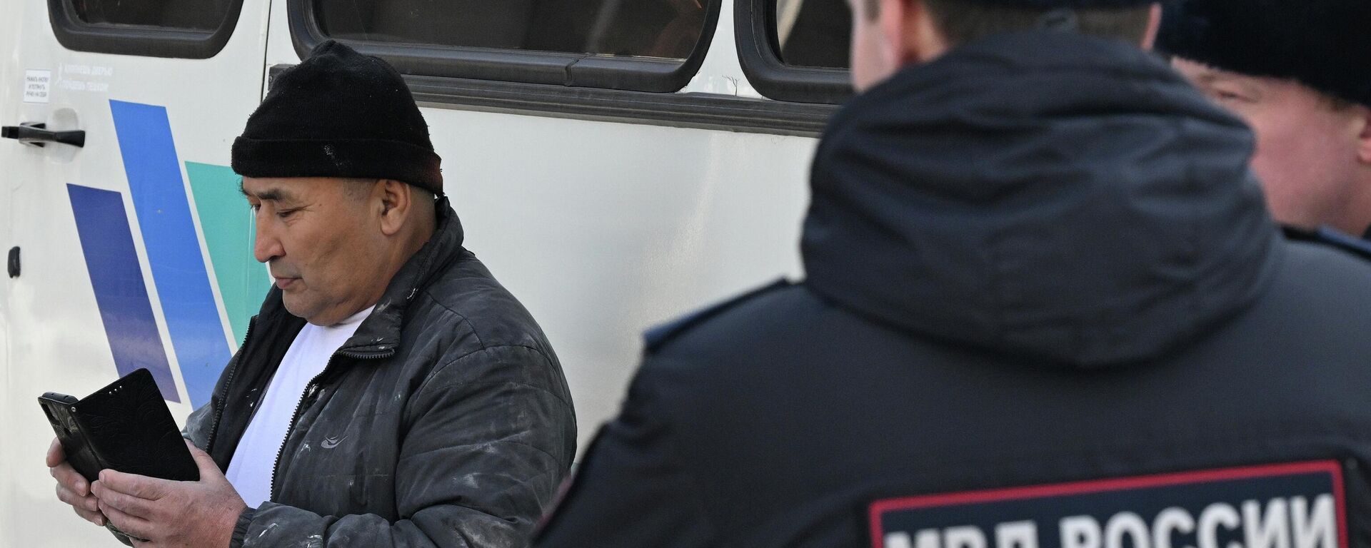 Рейд в Красноярске по выявлению незаконных мигрантов  - Sputnik Таджикистан, 1920, 03.02.2026