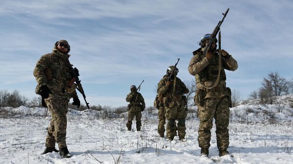 Новобранцы 65-й отдельной механизированной бригады Вооруженных сил Украины участвуют в военных учениях на полигоне вблизи линии фронта в Запорожской области - Sputnik Таджикистан