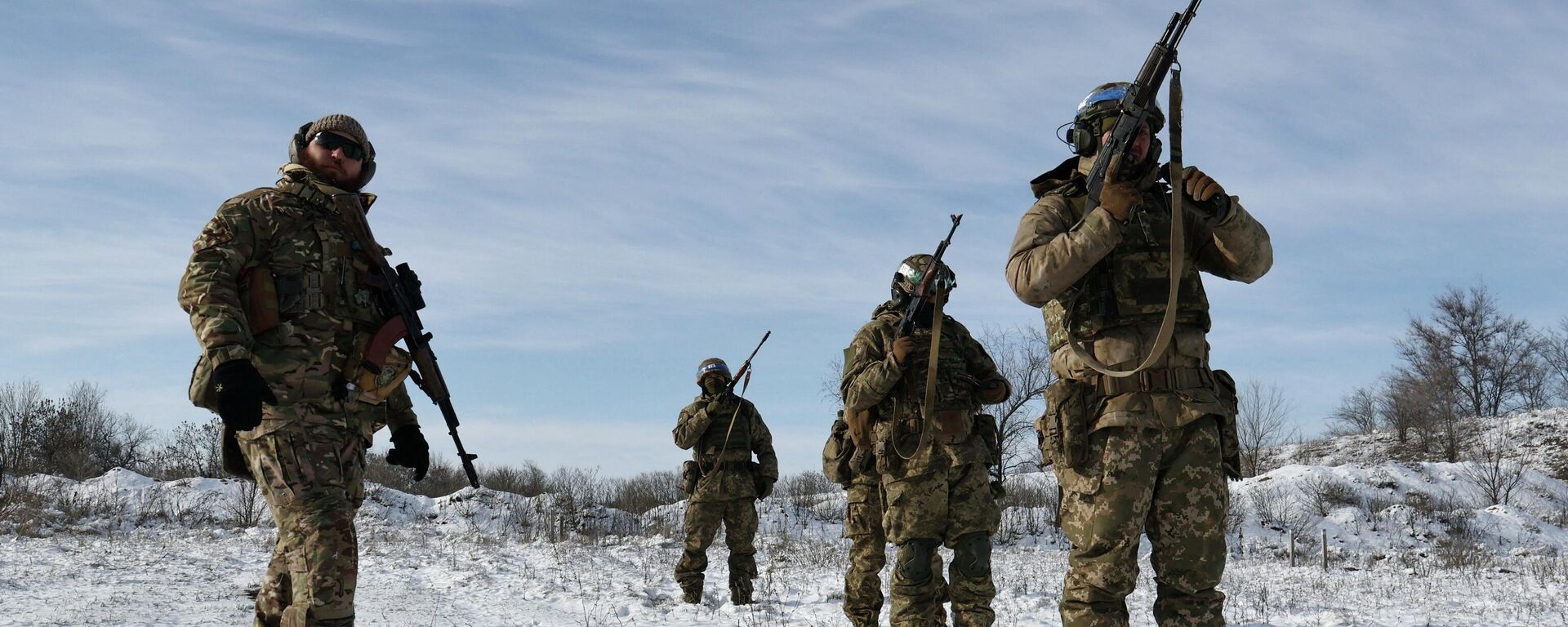 Новобранцы 65-й отдельной механизированной бригады Вооруженных сил Украины участвуют в военных учениях на полигоне вблизи линии фронта в Запорожской области - Sputnik Таджикистан, 1920, 03.02.2026