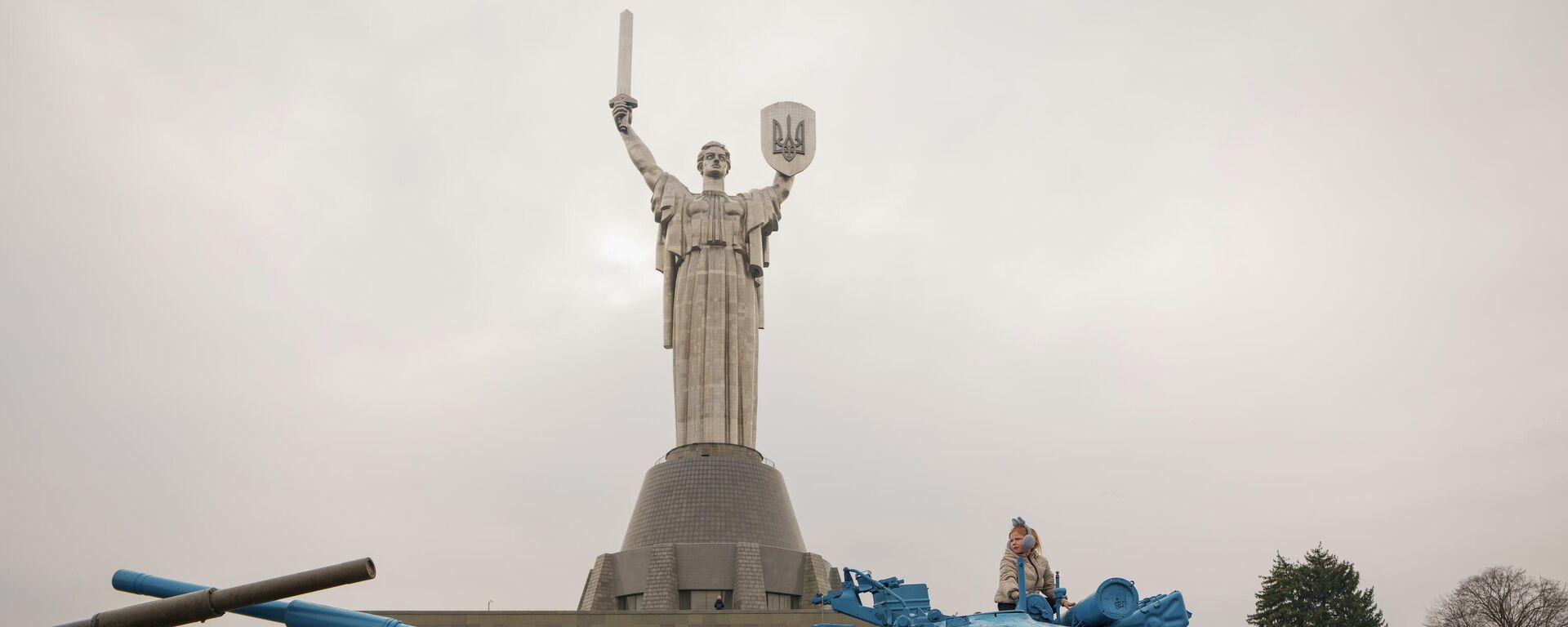 Танк, раскрашенный в цвета украинского флага, на фоне памятника Родине-Матери, Киев. - Sputnik Таджикистан, 1920, 04.02.2026