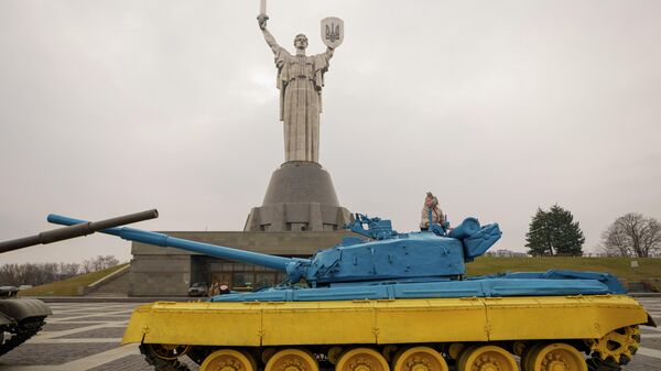 Танк, раскрашенный в цвета украинского флага, на фоне памятника Родине-Матери, Киев. - Sputnik Таджикистан