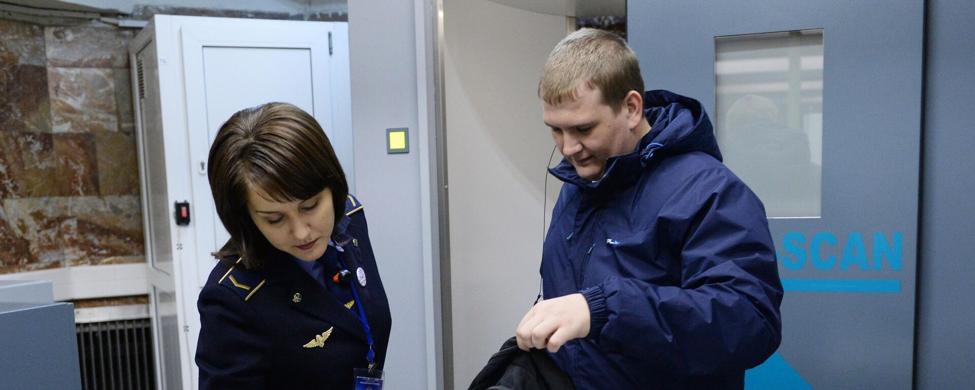 Сотрудник Новосибирского метрополитена проводит досмотр багажа пассажира. Иллюстративное фото - Sputnik Таджикистан, 1920, 04.02.2026