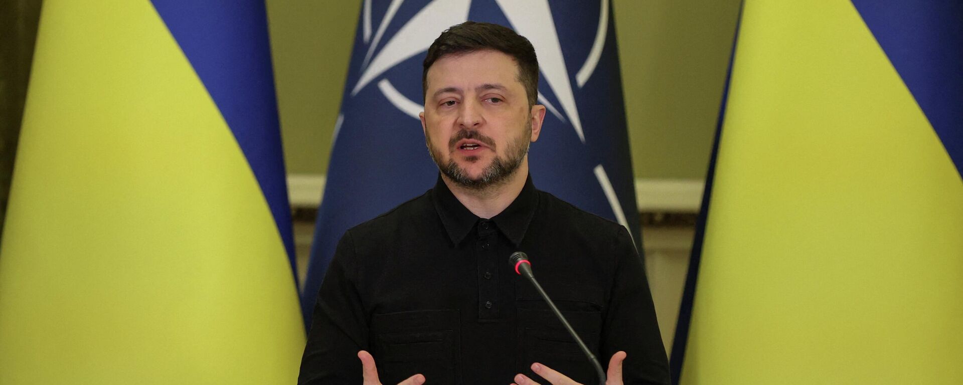 Владимир Зеленский выступает перед СМИ во время пресс-конференции в Киеве, Украина, 3 февраля 2026 года.  - Sputnik Тоҷикистон, 1920, 19.02.2026