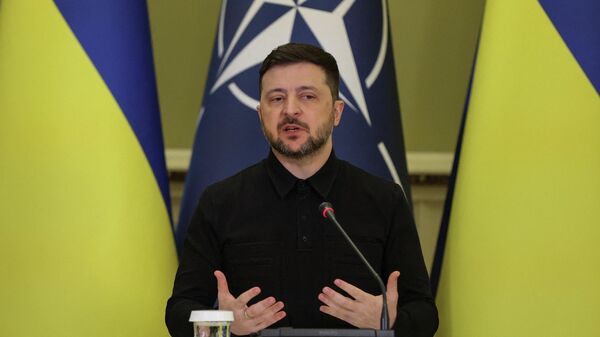 Владимир Зеленский выступает перед СМИ во время пресс-конференции в Киеве, Украина, 3 февраля 2026 года.  - Sputnik Тоҷикистон