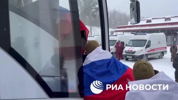 Россия и Украина обменяли военнопленных в формате 157 на 157: результата удалось добиться в ходе трехсторонних переговоров в ОАЭ - Sputnik Таджикистан