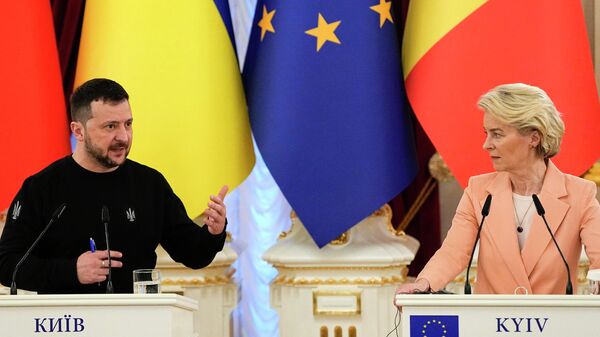Владимир Зеленский выступает на пресс-конференции с председателем Еврокомиссии Урсулой фон дер Ляйен в Мариинском дворце в Киеве, Украина, в субботу, 24 февраля 2024 года. - Sputnik Таджикистан