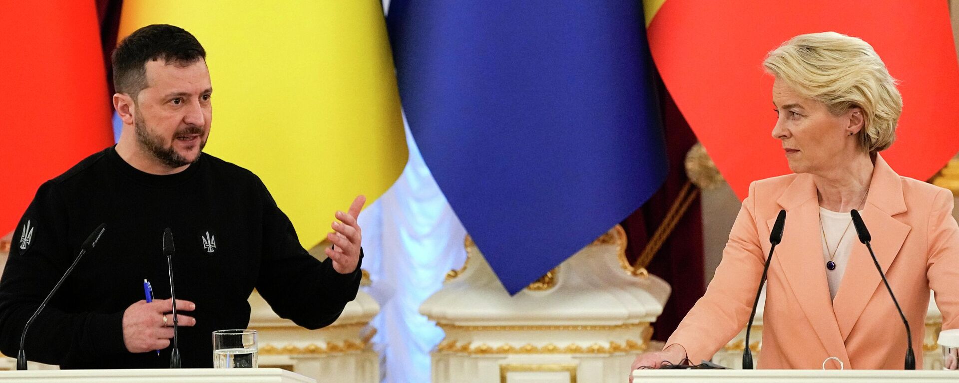 Владимир Зеленский выступает на пресс-конференции с председателем Еврокомиссии Урсулой фон дер Ляйен в Мариинском дворце в Киеве. Архивное фото - Sputnik Тоҷикистон, 1920, 06.02.2026