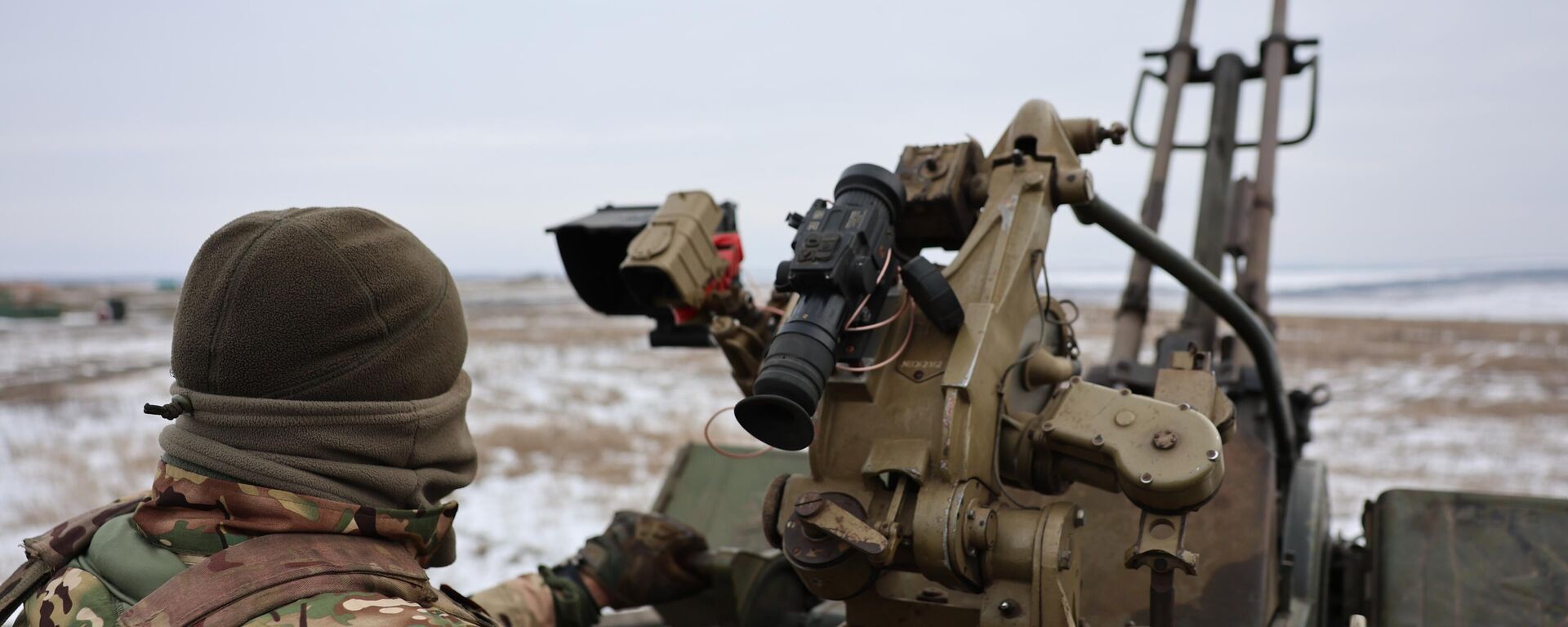 Военнослужащие из добровольческого подразделения Север работают на зенитной установке во время учений на полигоне в Луганской народной республике.  - Sputnik Таджикистан, 1920, 12.02.2026