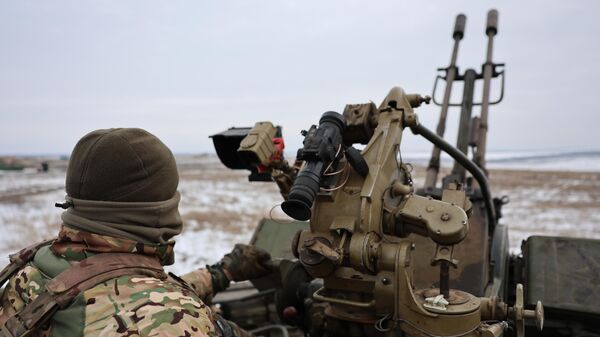 Военнослужащие из добровольческого подразделения Север работают на зенитной установке во время учений на полигоне в Луганской народной республике.  - Sputnik Таджикистан