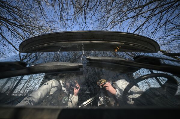 Военные расчеты РФ сбивают вражеские БПЛА и уничтожают укрытиея с военнослужащими ВСУ. - Sputnik Таджикистан