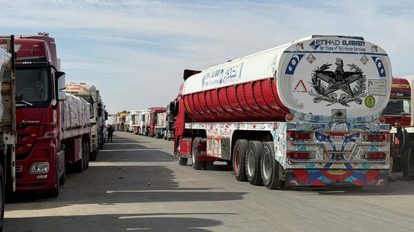 Грузовики с гуманитарной помощью и топливом выстроились в очередь на пограничном переходе в Рафахе, Египет, 29 января 2026 года. - Sputnik Таджикистан