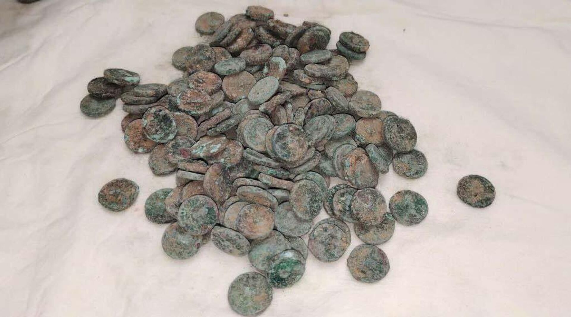 В Таджикистане обнаружили более 150 монет I века нашей эры - Sputnik Таджикистан, 1920, 06.02.2026