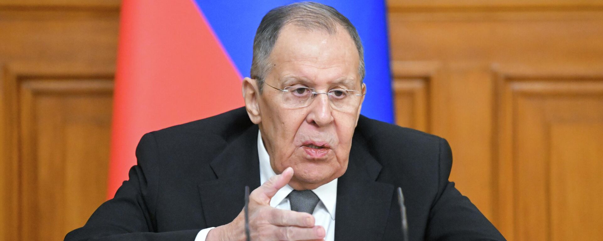 Министр иностранных дел РФ Сергей Лавров на пресс-конференции по итогам встречи с главой МИД Швейцарии Иньяцио Кассисом и генеральным секретарем ОБСЕ Феридуном Синирлиоглу в Москве.  - Sputnik Тоҷикистон, 1920, 07.02.2026