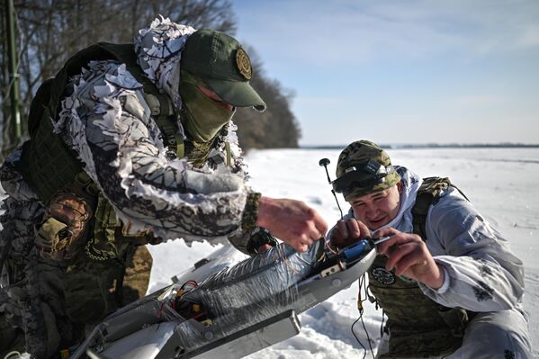 Гурӯҳи нерӯҳои махсуси "Ахмат"-и Вазорати дифои Русия дар самти Сума амалиёти махсуси низомӣ анҷом медиҳад. - Sputnik Тоҷикистон