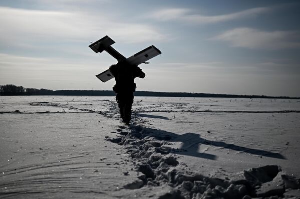 Нерӯҳои ҳавоии бесарнишини Русия дар тамоми хатти тамос бо Украина ҳамлаи ҳамоҳангшуда анҷом медиҳанд. - Sputnik Тоҷикистон
