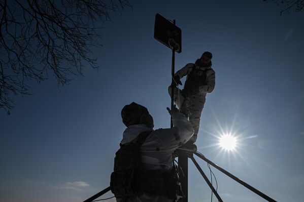 Нерӯҳои Мусаллаҳи Русия ҷангиёни украиниро аз имкони таъмини лавозимот дар хатти тамос маҳрум мекунанд. - Sputnik Тоҷикистон