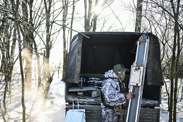 Операторҳои дрон инчунин барои воҳидҳои ҳамла пӯшиши ҳавоӣ медиҳанд. - Sputnik Тоҷикистон