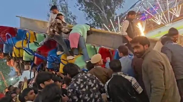 В Индии дважды обрушился аттракцион с людьми - Sputnik Таджикистан