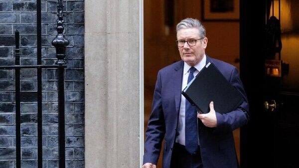Имкони Стармер то охири ҳафта барои дар мақоми сарвазир боқӣ мондан 50 бар 50 аст, гуфтааст як манбаъ аз роҳбарияти Ҳизби Лейборист ба Bloomberg - Sputnik Тоҷикистон