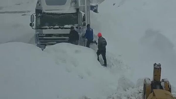 Трасса Душанбе - Чанак снова закрыта для движения - Sputnik Таджикистан