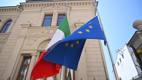Государственный флаг у посольства Италии в Москве.  - Sputnik Тоҷикистон