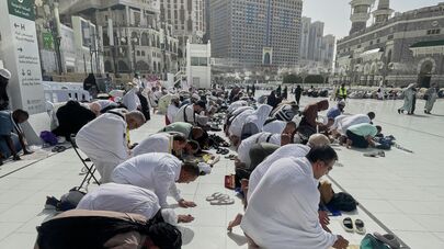 Мусульманские паломники молятся перед Большой мечетью во время ежегодного паломничества хадж в Мекку, Саудовская Аравия, в понедельник, 2 июня 2025 года.