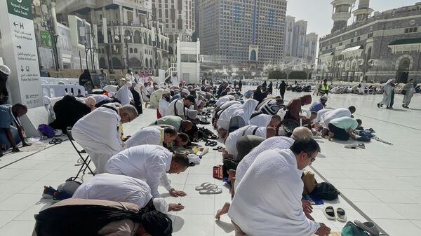 Мусульманские паломники молятся перед Большой мечетью во время ежегодного паломничества хадж в Мекку. - Sputnik Таджикистан