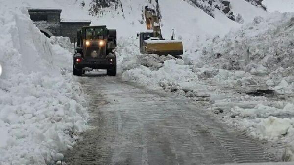 Трасса Душанбе-Чанак по-прежнему блокирована лавинами - Sputnik Таджикистан