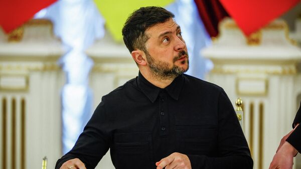 Владимир Зеленский во время подписания протокола о намерениях по совместному производству оборонной продукции между Польшей и Украиной во время своей встречи в Киеве, Украина, 5 февраля 2026 года.  - Sputnik Тоҷикистон