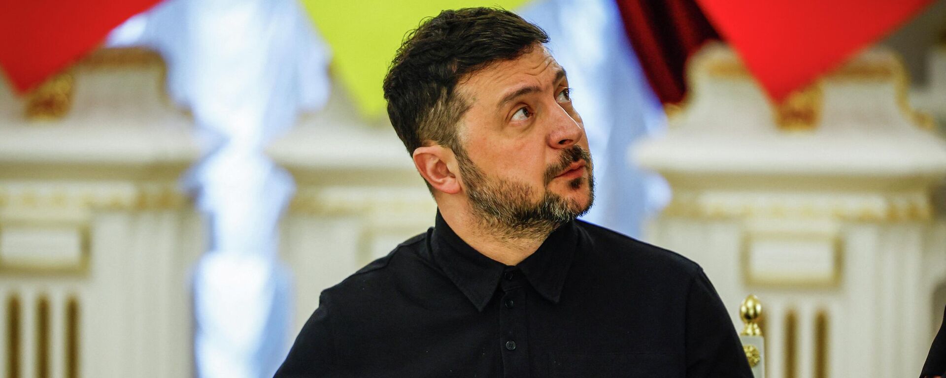 Владимир Зеленский во время подписания протокола о намерениях по совместному производству оборонной продукции между Польшей и Украиной во время своей встречи в Киеве, Украина, 5 февраля 2026 года.  - Sputnik Тоҷикистон, 1920, 10.02.2026