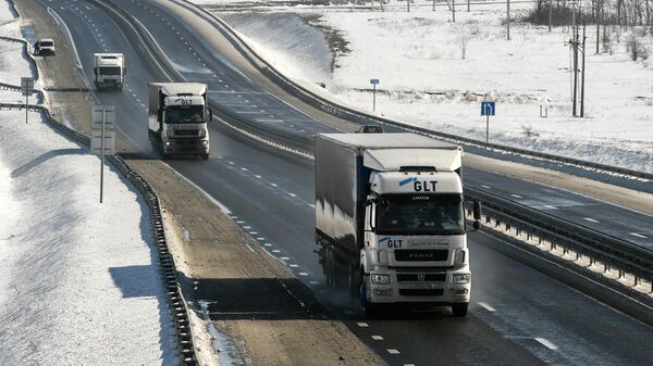 Автомобили на федеральной трассе Таврида в Крыму. - Sputnik Тоҷикистон