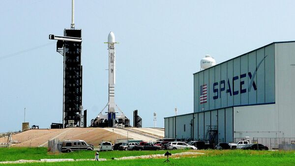 Ракета Falcon 9 компании SpaceX на стартовой площадке Космического центра имени Кеннеди в Кейп-Канаверале, штат Флорида, в пятницу, 26 июня 2020 года. - Sputnik Тоҷикистон
